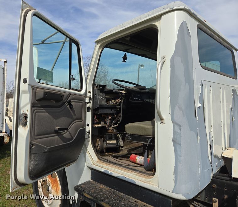 image for item DW8603 2001 International 4700 truck cab and chassis