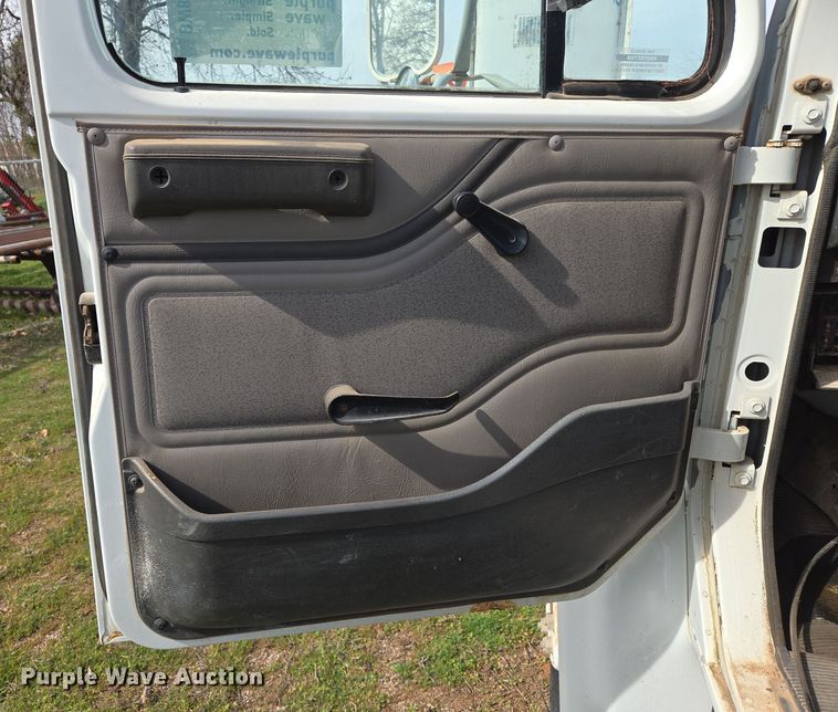 image for item DW8603 2001 International 4700 truck cab and chassis