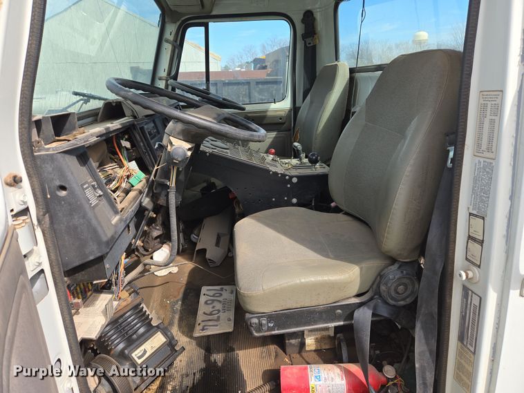 image for item DW8603 2001 International 4700 truck cab and chassis