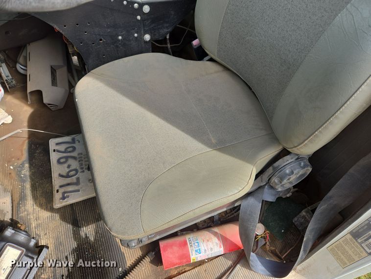 image for item DW8603 2001 International 4700 truck cab and chassis