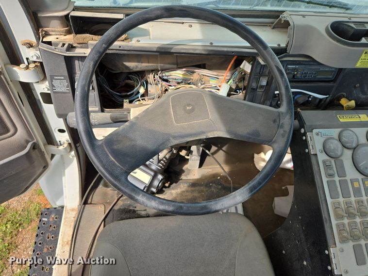 image for item DW8603 2001 International 4700 truck cab and chassis