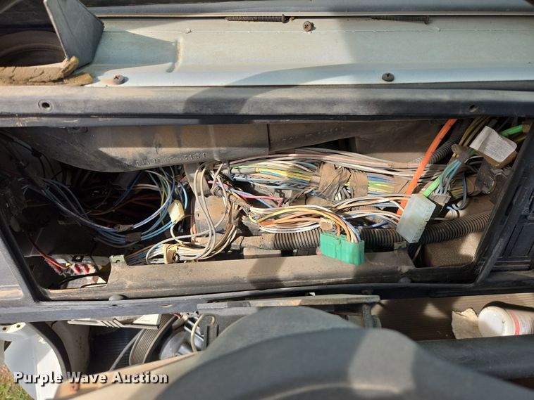 image for item DW8603 2001 International 4700 truck cab and chassis