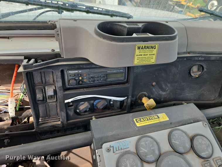 image for item DW8603 2001 International 4700 truck cab and chassis