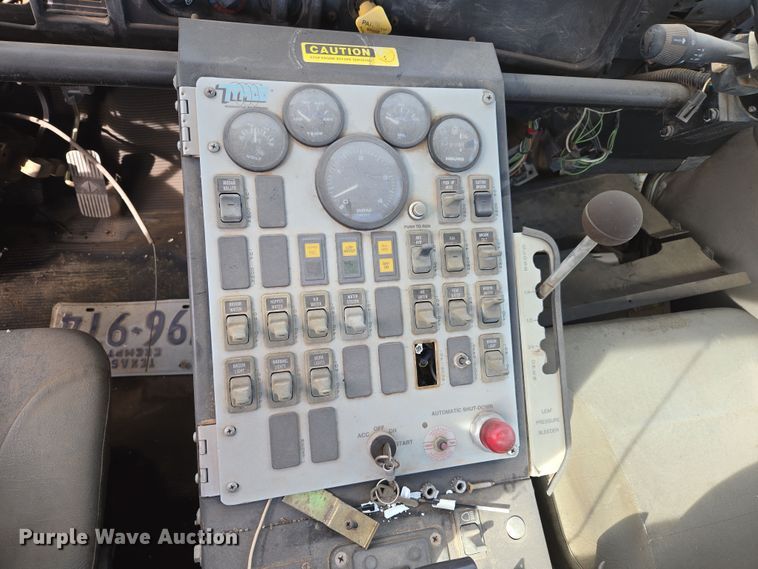 image for item DW8603 2001 International 4700 truck cab and chassis