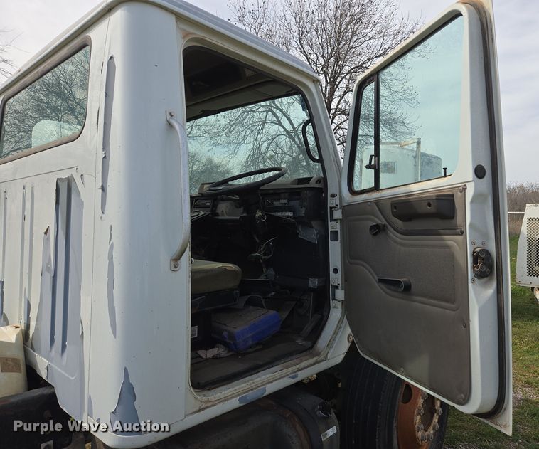 image for item DW8603 2001 International 4700 truck cab and chassis