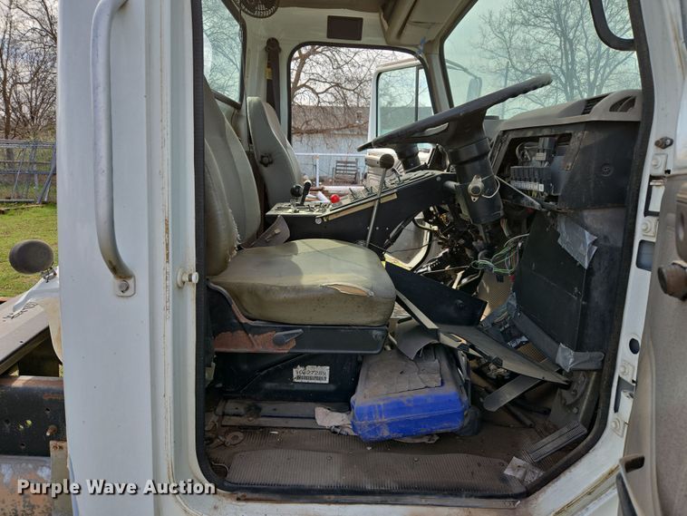 image for item DW8603 2001 International 4700 truck cab and chassis