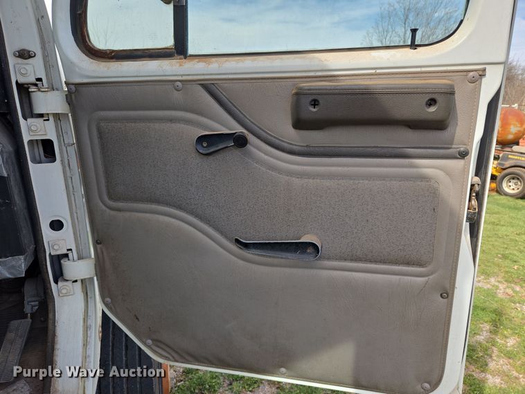 image for item DW8603 2001 International 4700 truck cab and chassis