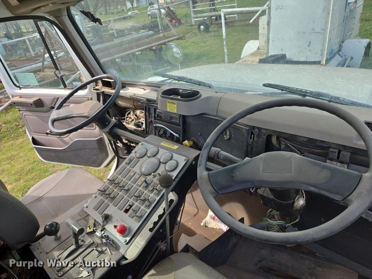 image for item DW8603 2001 International 4700 truck cab and chassis