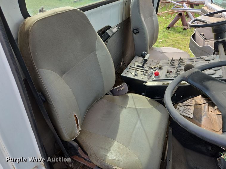 image for item DW8603 2001 International 4700 truck cab and chassis