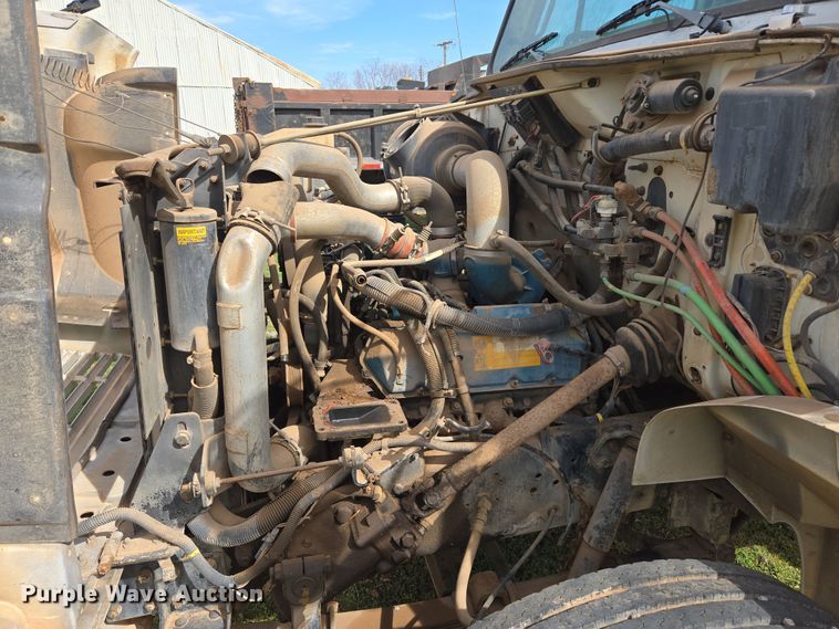 image for item DW8603 2001 International 4700 truck cab and chassis