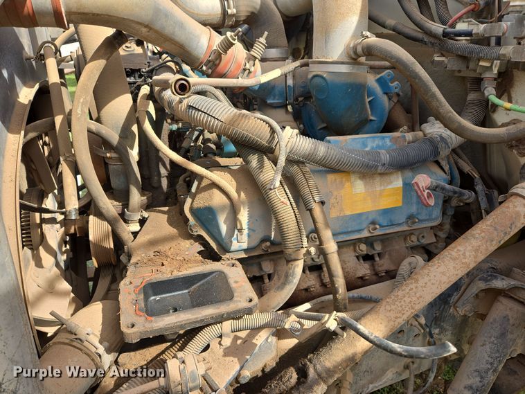 image for item DW8603 2001 International 4700 truck cab and chassis