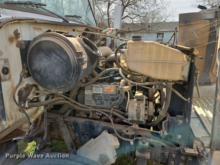 image for item DW8603 2001 International 4700 truck cab and chassis