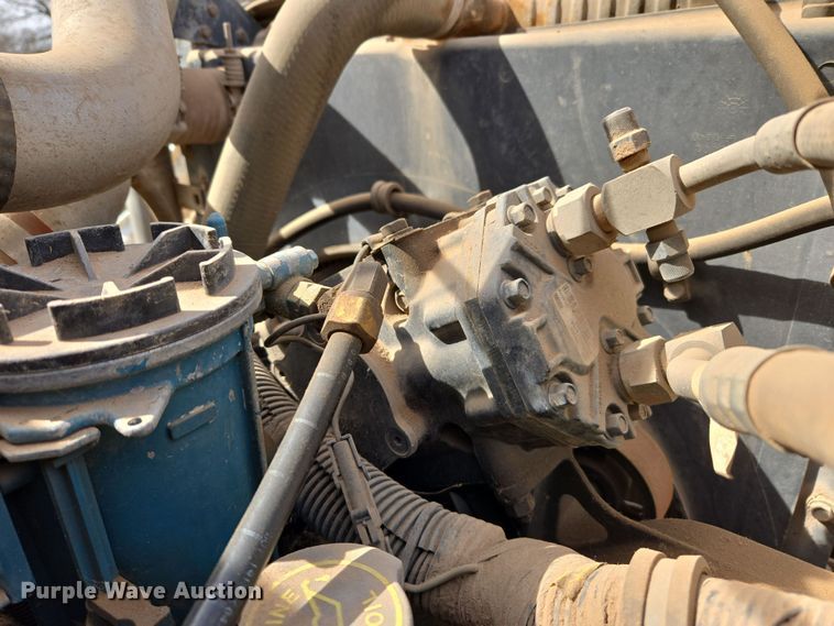 image for item DW8603 2001 International 4700 truck cab and chassis