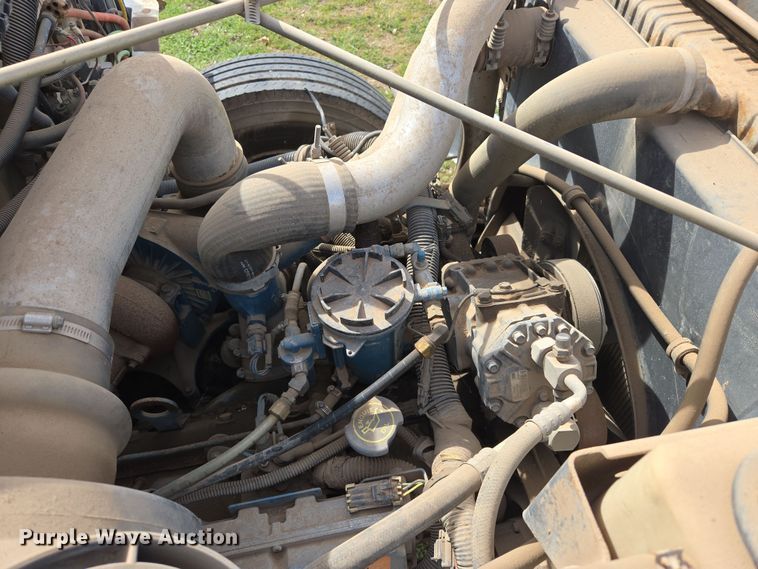 image for item DW8603 2001 International 4700 truck cab and chassis