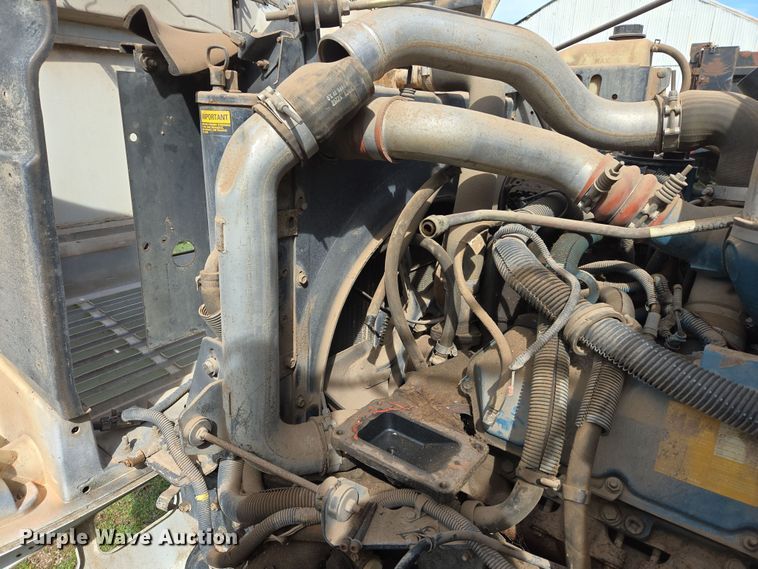 image for item DW8603 2001 International 4700 truck cab and chassis