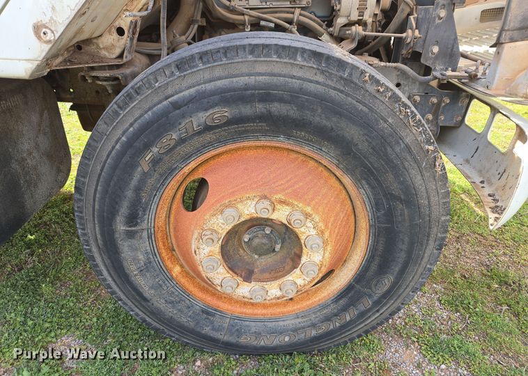 image for item DW8603 2001 International 4700 truck cab and chassis