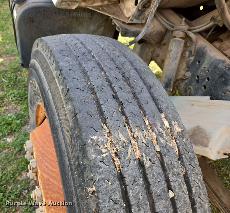 image for item DW8603 2001 International 4700 truck cab and chassis