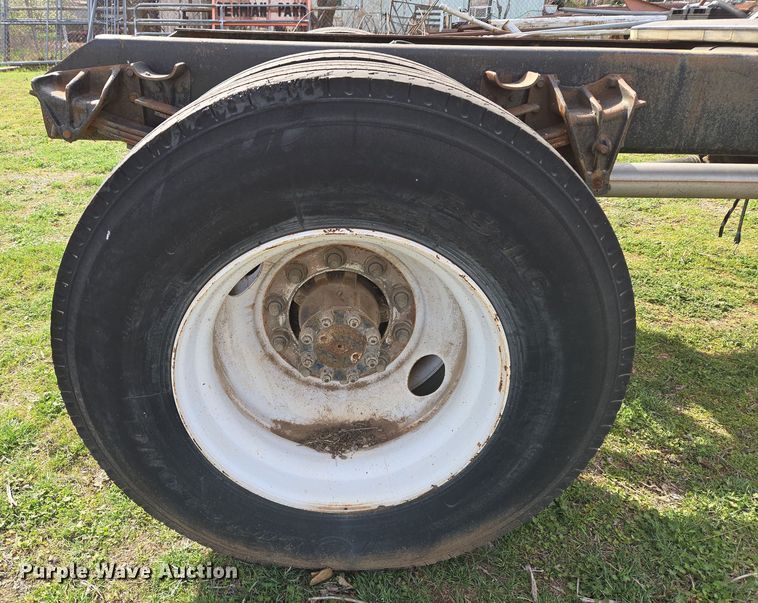 image for item DW8603 2001 International 4700 truck cab and chassis