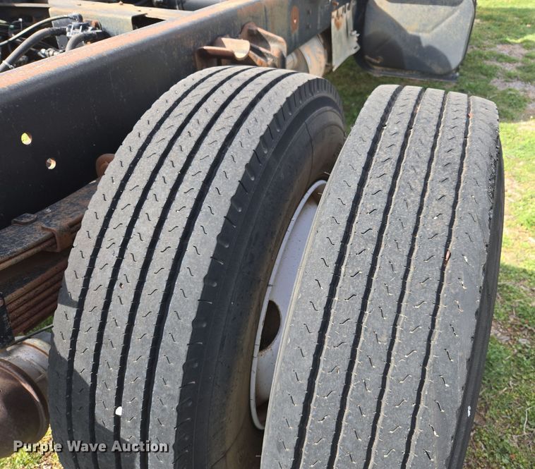 image for item DW8603 2001 International 4700 truck cab and chassis