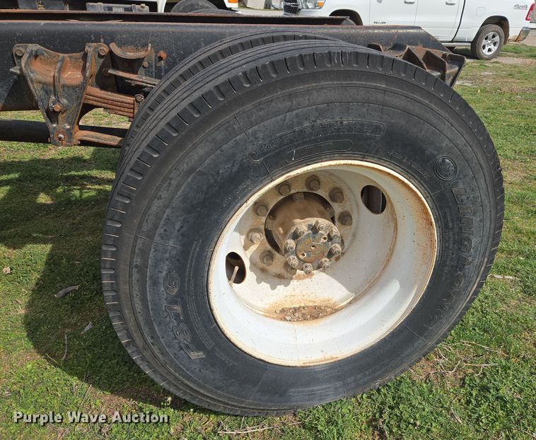 image for item DW8603 2001 International 4700 truck cab and chassis