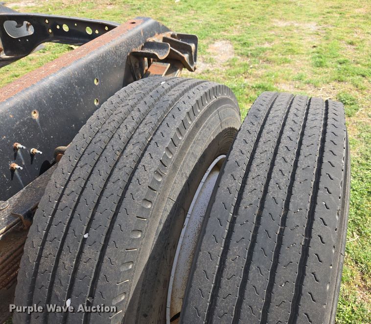 image for item DW8603 2001 International 4700 truck cab and chassis