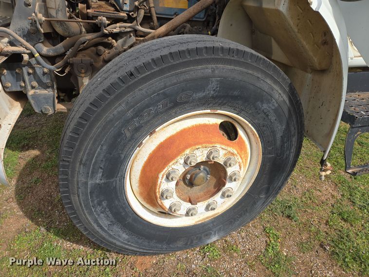 image for item DW8603 2001 International 4700 truck cab and chassis