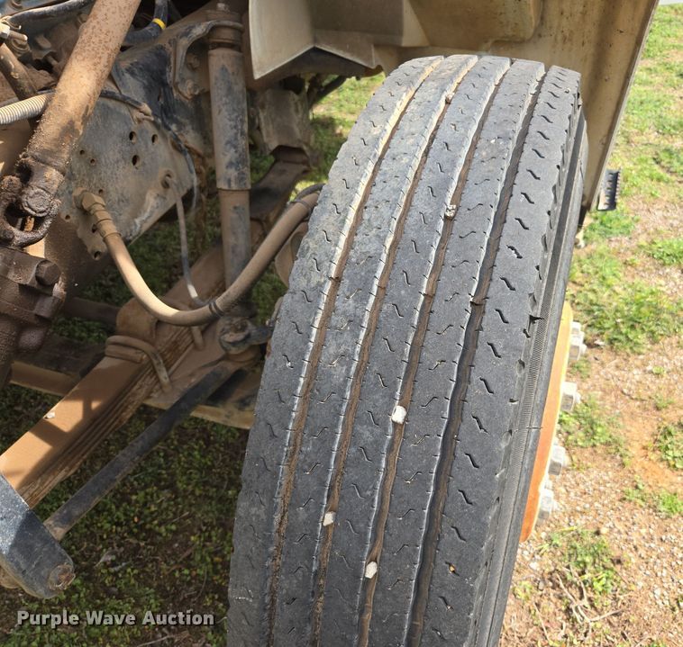 image for item DW8603 2001 International 4700 truck cab and chassis