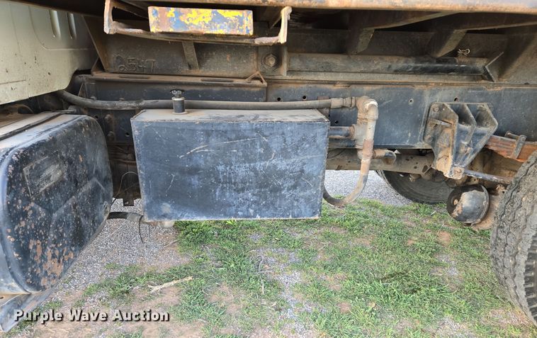 image for item DW8611 1996 International 4700 dump truck