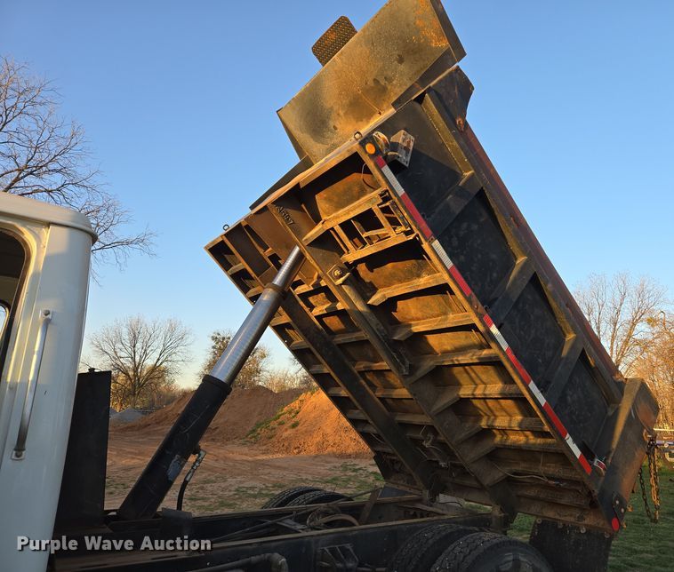 image for item DW8611 1996 International 4700 dump truck