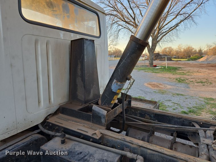 image for item DW8611 1996 International 4700 dump truck