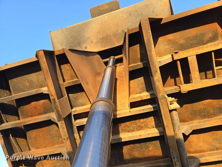 image for item DW8611 1996 International 4700 dump truck