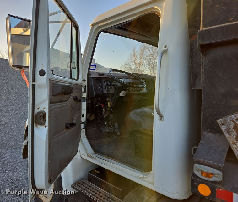 image for item DW8611 1996 International 4700 dump truck