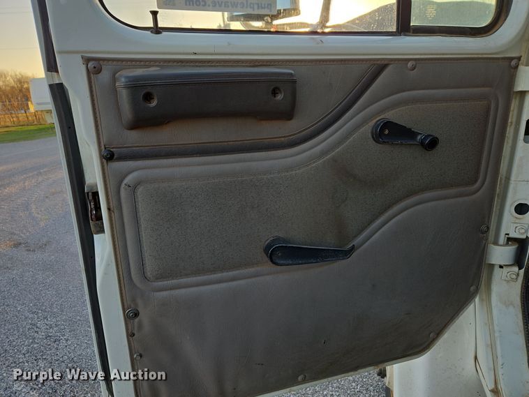 image for item DW8611 1996 International 4700 dump truck