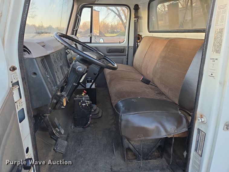 image for item DW8611 1996 International 4700 dump truck