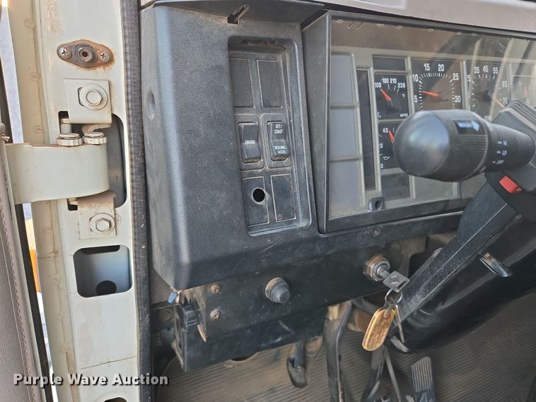 image for item DW8611 1996 International 4700 dump truck