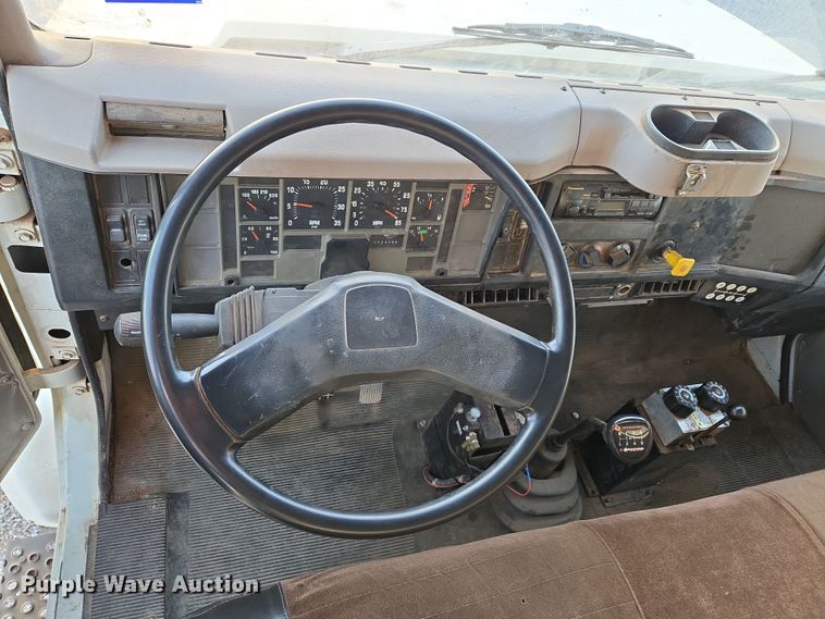 image for item DW8611 1996 International 4700 dump truck