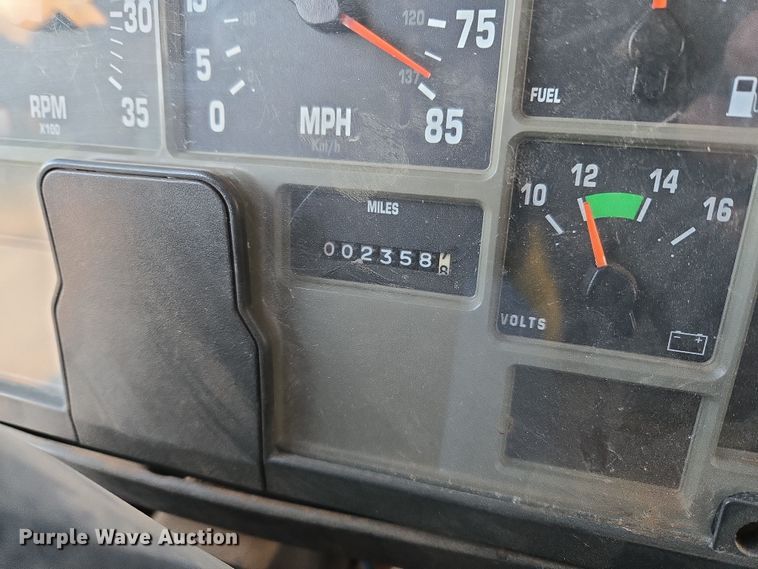 image for item DW8611 1996 International 4700 dump truck