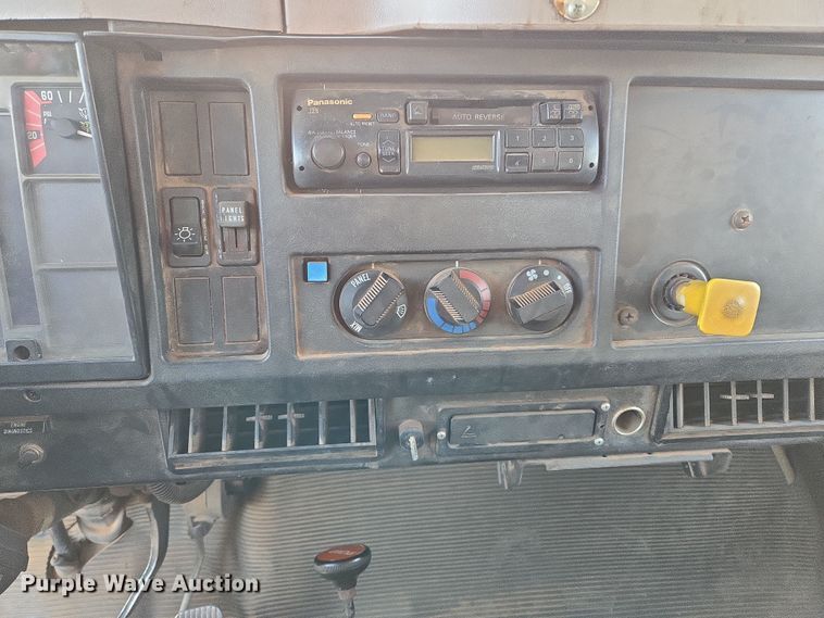 image for item DW8611 1996 International 4700 dump truck