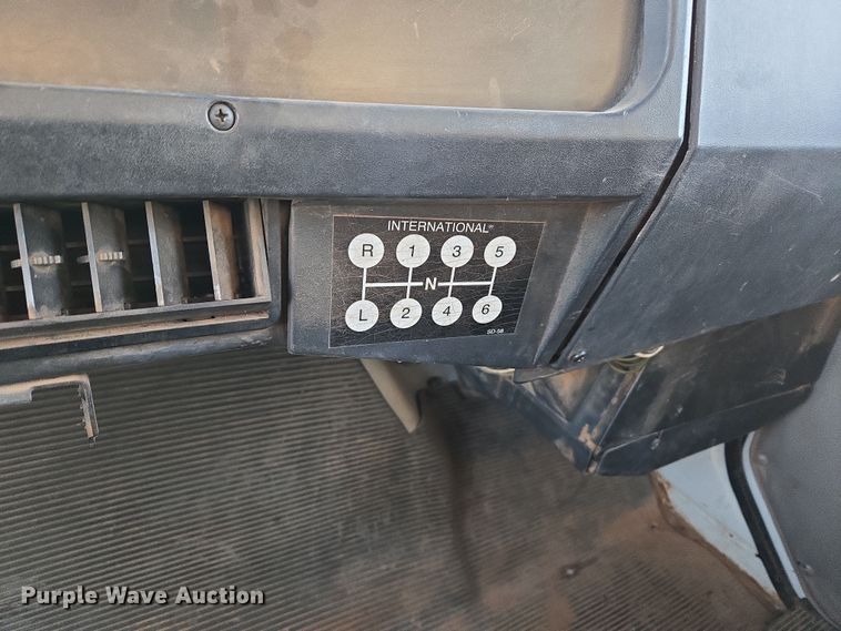 image for item DW8611 1996 International 4700 dump truck