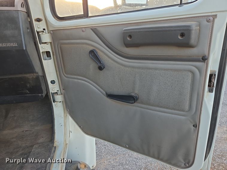 image for item DW8611 1996 International 4700 dump truck