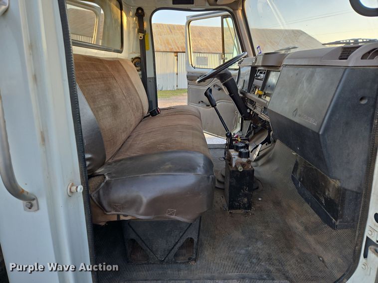 image for item DW8611 1996 International 4700 dump truck