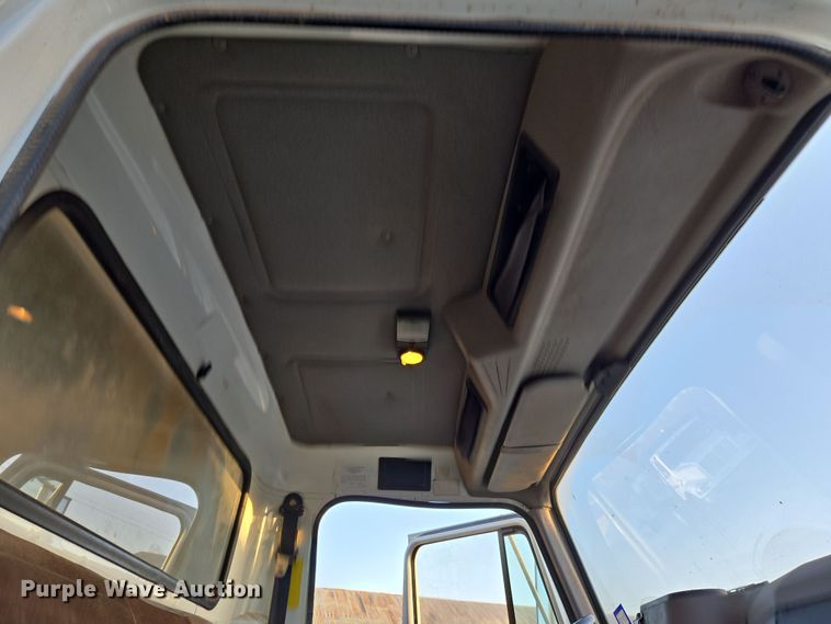 image for item DW8611 1996 International 4700 dump truck