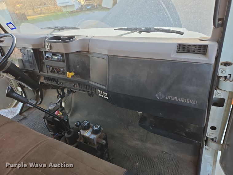 image for item DW8611 1996 International 4700 dump truck