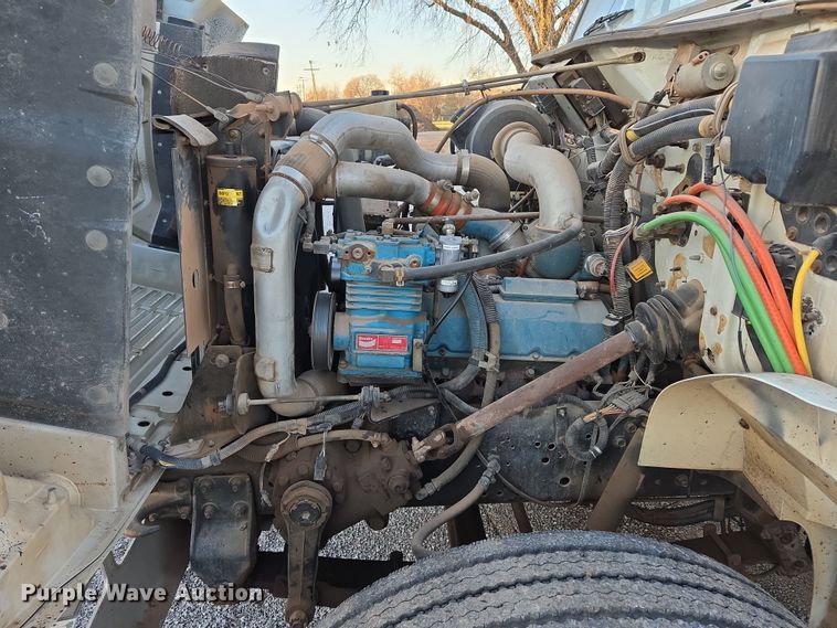 image for item DW8611 1996 International 4700 dump truck