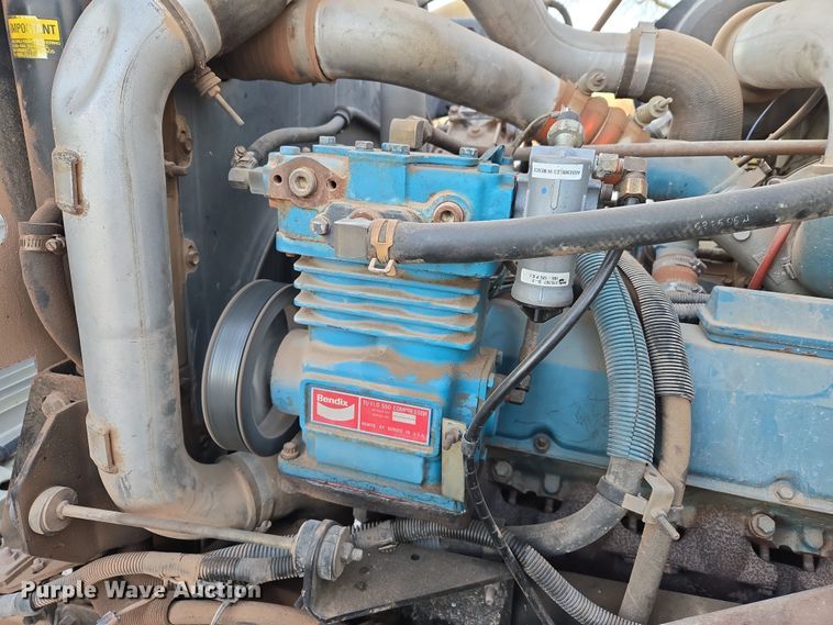 image for item DW8611 1996 International 4700 dump truck