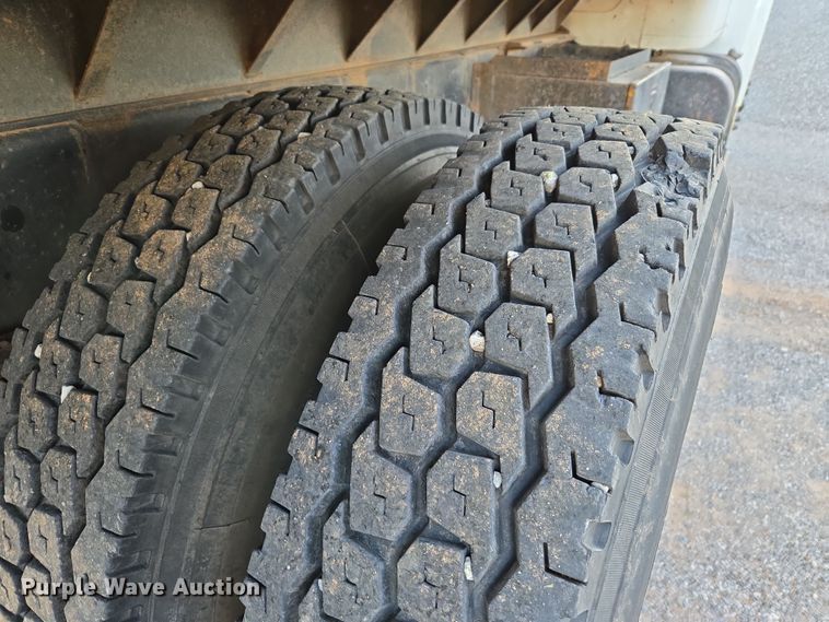 image for item DW8611 1996 International 4700 dump truck