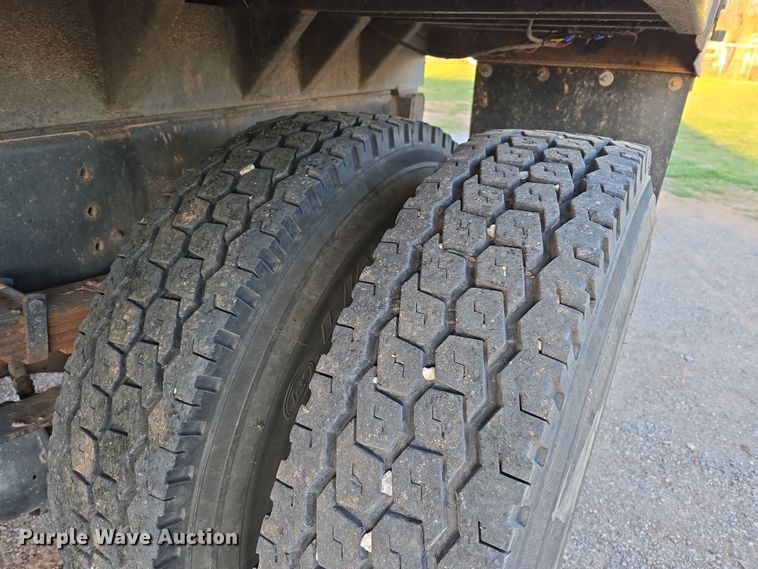 image for item DW8611 1996 International 4700 dump truck