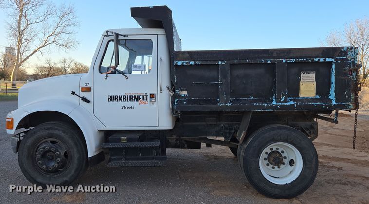 image for item DW8612 1990 International 4600 dump truck