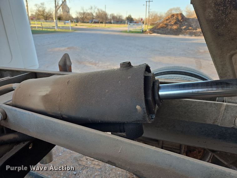 image for item DW8612 1990 International 4600 dump truck