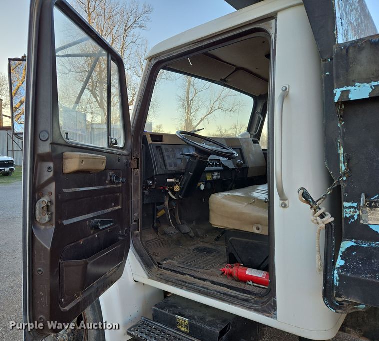 image for item DW8612 1990 International 4600 dump truck